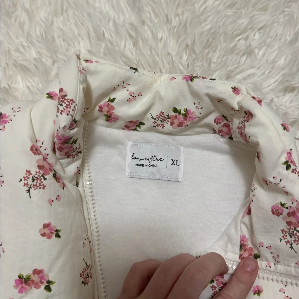 love, Fire Floral Puffer Vest - White and Pink white cropped puffer vest